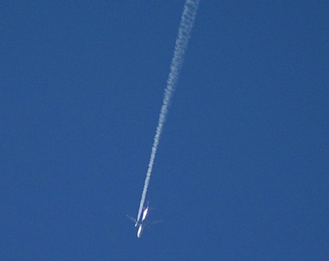 Why Do Some Planes Leave Long Trails But Others Dont