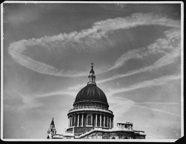 departing-bomber-contrails.jpg