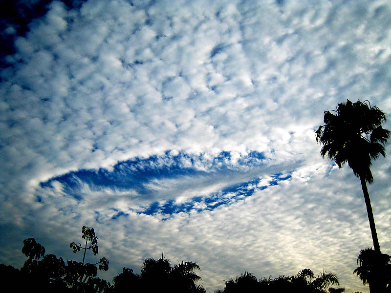 hole-cloud-8-19-2007.jpg