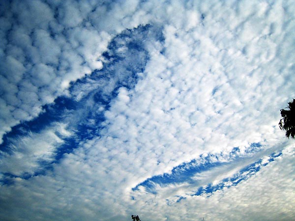 hole-clouds-8-19-2007.jpg
